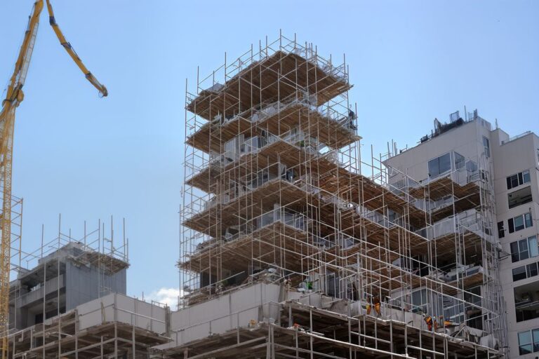 יסודות 77,שיפוץ בניינים יסודות 77,שיפוץ בניין משותף,הוספת מרפסות לבניין קיים,שיקום מבנים ישנים,קבלן שיפוץ בניינים בישראל